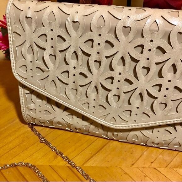 URBANâEXPRESSIONSâCUT OUTâTAN/GOLDâCROSSBODYâCLUTCH - Picture 4 of 16